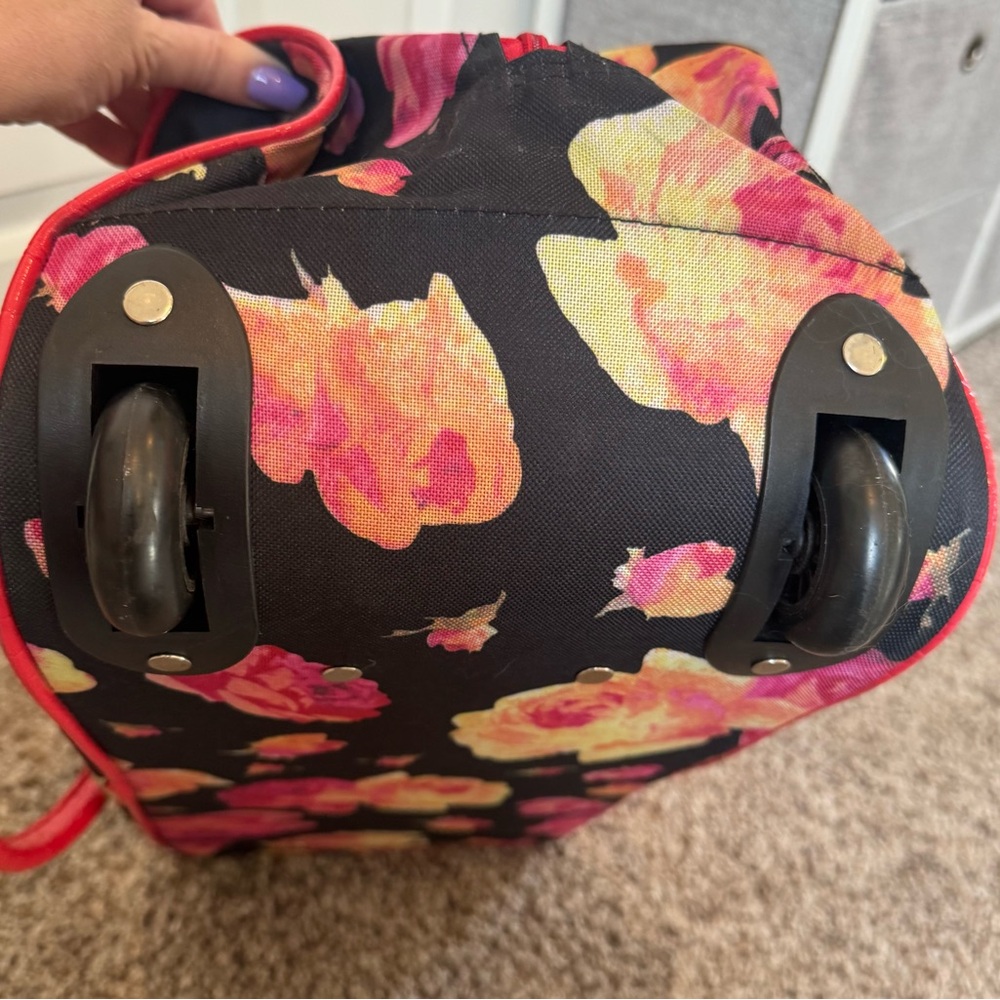 Gloria Vanderbilt Black and Red Floral Travel Bag - Picture 5 of 6